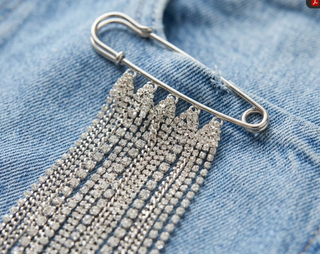Tinsel- Fringe Sparkel Kilt Pin Brooch